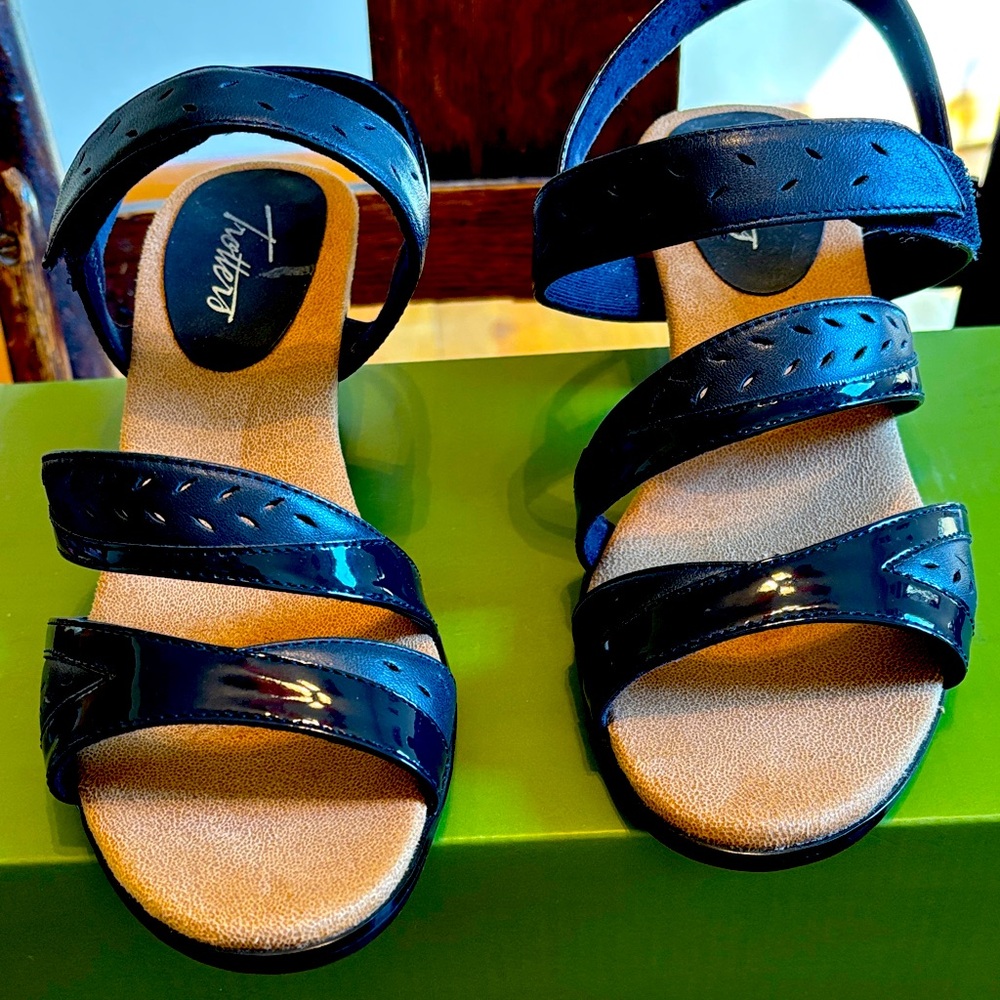 Trotters Women's Navy Sandals